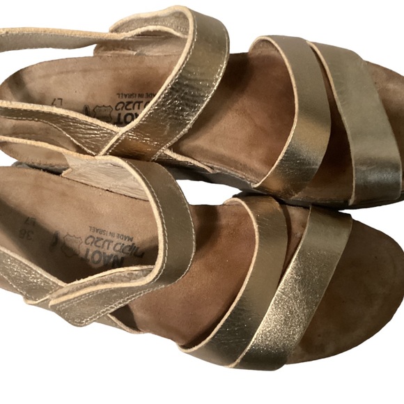 Naot Kayla Sandal in metallic gold size 38 - Picture 3 of 9